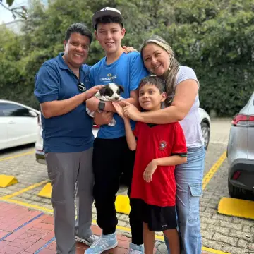Cliente feliz de Criadero King Dog con su cachorro