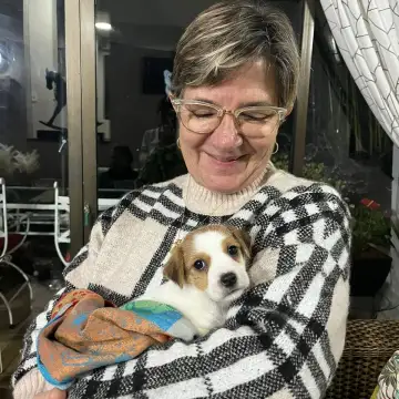 Cliente feliz de Criadero King Dog con su cachorro